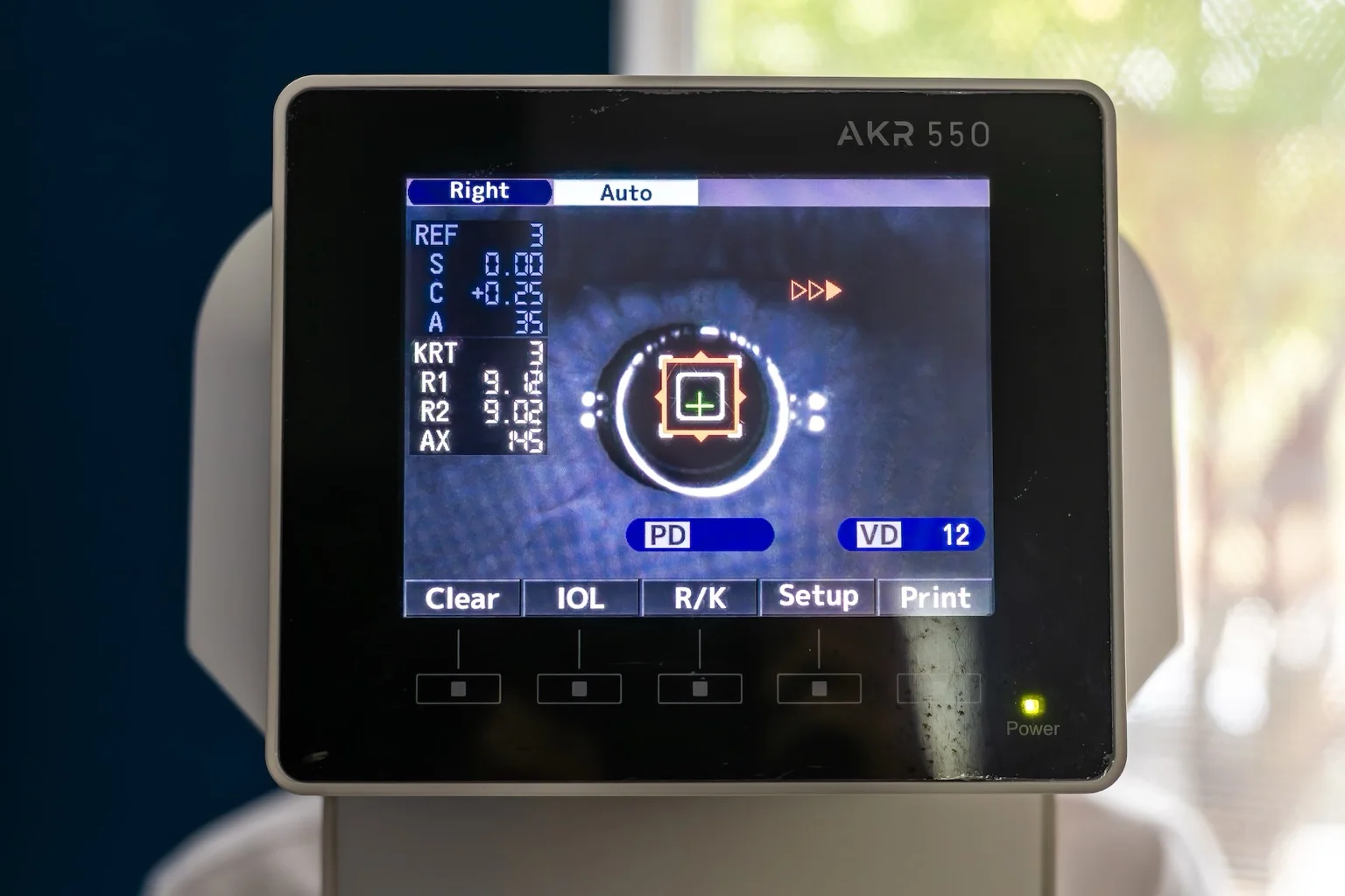 Dispozitiv AKR 550 pentru măsurători precise ale refracției și examinare oculară